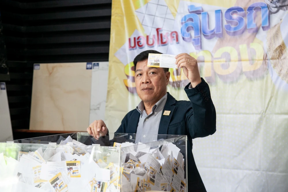 ประมวลภาพ การจับรางวัลในแคมเปญ "Duragres Cergres มอบโชค ลุ้นรถ รวยทอง"